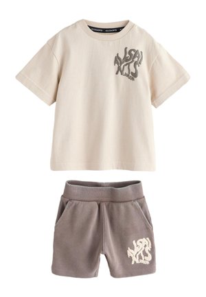 Beige kortærmet t-shirt med "AllSaints London" logo og grå ribbet shorts med tilsvarende logo på venstre ben.