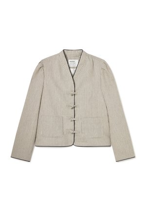 Chaqueta beige con rayas, mangas largas, cuello mandarín, cuatro cierres con nudos, dos bolsillos parche frontales y bordes con ribete negro.