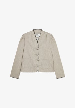 Chaqueta beige con rayas, mangas largas, cuello mandarín, cuatro cierres con nudos, dos bolsillos parche frontales y bordes con ribete negro.