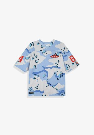 Koszulka z krótkim rękawem i dekoltem w serek, z niebiesko-białym wzorem moro, czerwonymi naszywkami z numerami na rękawach oraz małym czerwonym logo z białymi znakami na piersi.