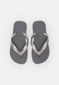 Infradito grigie con suole in gomma testurizzata e cinturini metallici grigio con un motivo a zigzag. Logo visibile su un cinturino.