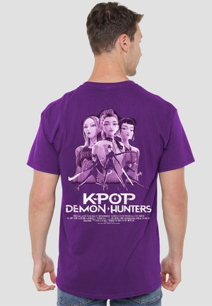 K-POP DEMON HUNTERS - HUNTRIX BILLBOARD POSTER BACK  - T-Shirt print - purple