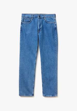 Blaue Jeans aus Denim mit geraden Beinen, Vorderknopf- und Reißverschluss sowie Fünf-Taschen-Design, flach auf weißem Hintergrund ausgelegt.