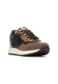 Zapatilla con un diseño de materiales mixtos que presenta ante marrón, cuero negro y detalles metálicos en dorado. Cordones llamativos y detalle de cremallera lateral.