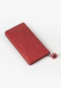 Rote Lederbörse mit glatter Textur, Reißverschluss und rundem Zipper. Ausgestattet mit einem geprägten Logo auf der Vorderseite.