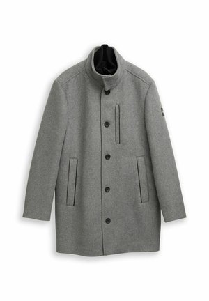 Manteau en laine gris avec col montant, fermeture à boutons sur le devant, deux poches latérales et couture accent noire. Texture lisse avec une coupe ajustée.