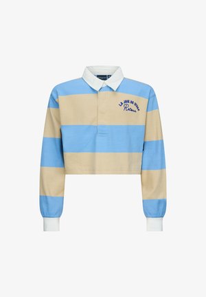 Przycięta koszula polo z guzikiem, cechująca się naprzemiennymi niebieskimi i beżowymi paskami, białym kołnierzykiem oraz haftowanym granatowym napisem na piersi.