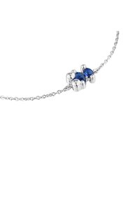 Collar de cadena de plata con dos piedras preciosas azules redondas incrustadas en un diseño pulido y escultórico con una textura suave.