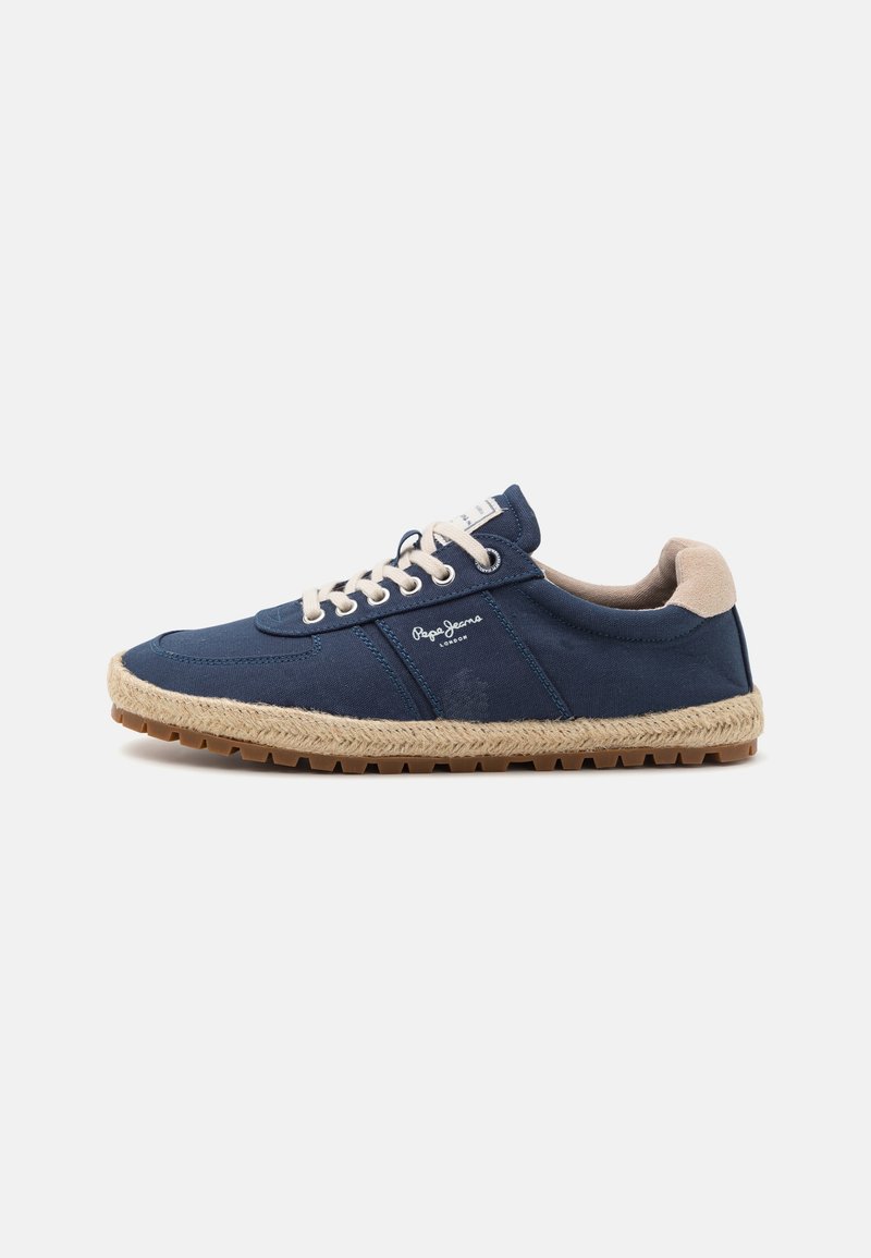 Baskets basses bleu marine avec lacets beiges, semelle enveloppée de jute et logo Pepe Jeans London sur le côté, sur fond blanc.