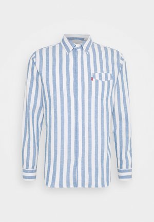 Langärmliges Hemd mit Knopfleiste, vertikalen hellblauen und weißen Streifen, spitzem Kragen und Brusttasche mit kleinem roten Etikett.