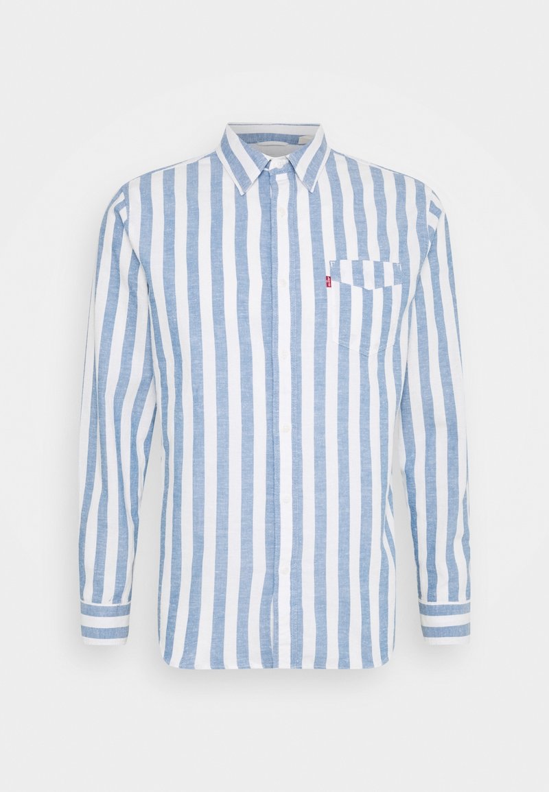 Camicia a maniche lunghe con bottoni, a righe verticali azzurro chiaro e bianche, colletto a punta e taschino sul petto con piccola etichetta rossa.