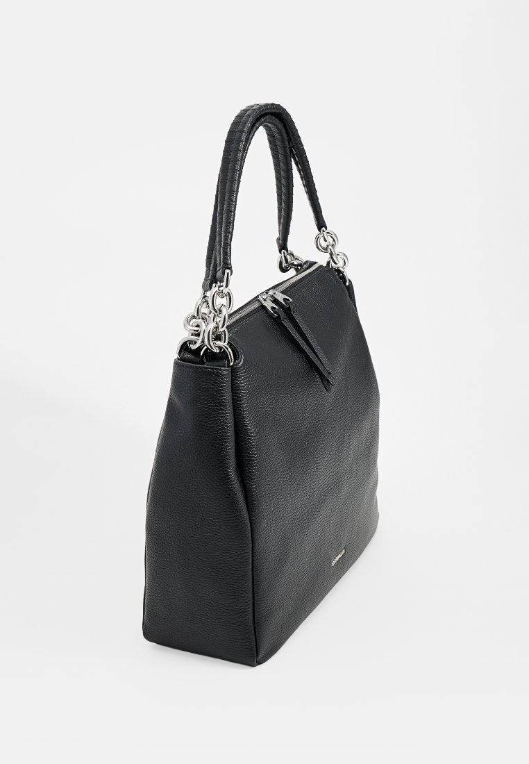 Borsa a mano in pelle nera con superficie texturizzata, forma rettangolare e doppi manici. Presenta dettagli in metallo argentato e chiusura a zip.