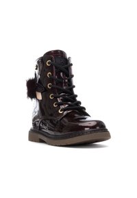 Botines de charol burdeos con cordones negros, ojales dorados, panel lateral texturizado y un suave acento de piel sintética. Suela de goma.