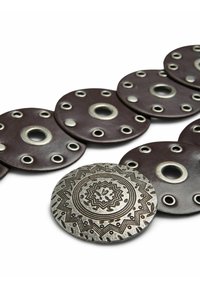 Bruine leren schijfvormige riemcomponenten met zilveren metalen accenten en decoratieve gravures, met ronde gaten voor bevestiging.