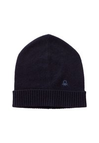 Námořnická pletená čepice s překládaným žebrovaným lemem, která má na straně malý modrý logo akcent. Hladká textura s těsným střihem.