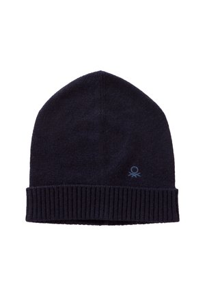 Marine gebreide beanie met een omgevouwen ribbelrand, voorzien van een klein blauw logoaccent aan de zijkant. Soepele textuur met een comfortabele pasvorm.