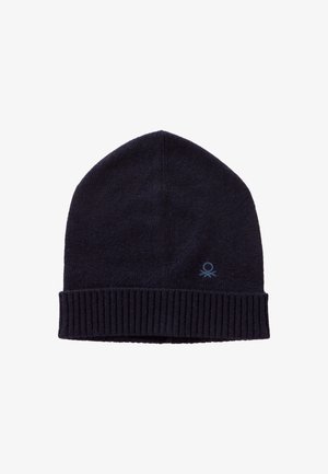 Cappello a cuffia in maglia di colore blu navy con orlo a coste, caratterizzato da un piccolo logo blu sul lato. Tessuto liscio con una vestibilità aderente.