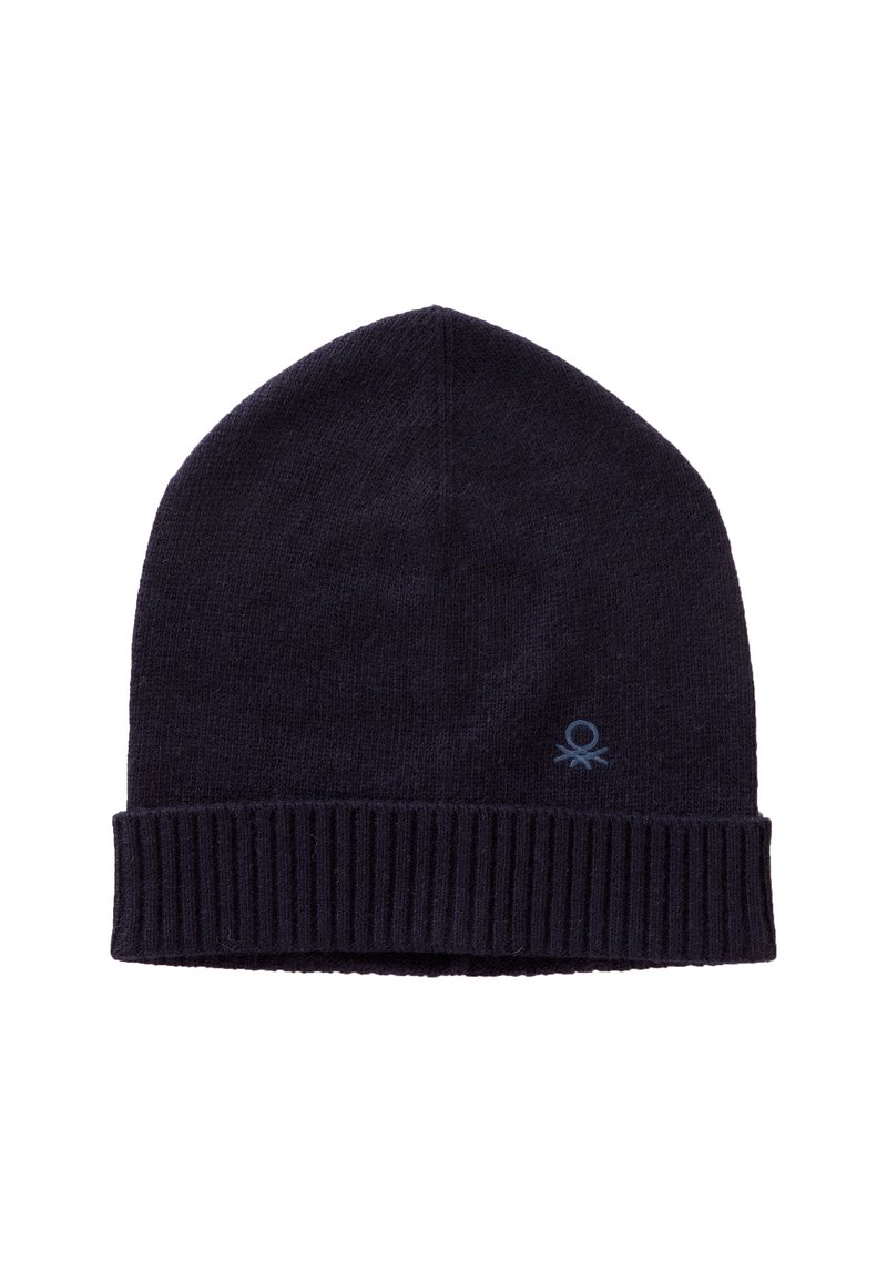 Námořnická pletená čepice s překládaným žebrovaným lemem, která má na straně malý modrý logo akcent. Hladká textura s těsným střihem.