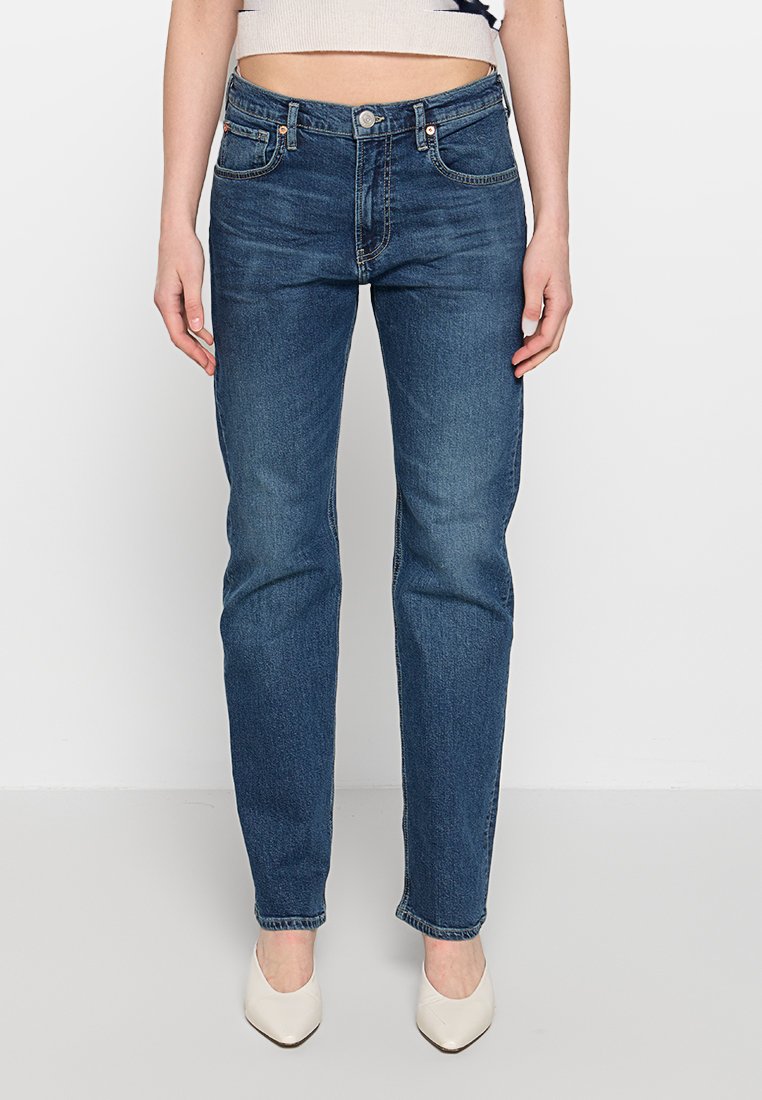 Dunkelblaue Denim-Jeans mit geradem Schnitt, Fünf-Taschen-Design und klassischem Frontknopfverschluss. Leicht an einigen Stellen ausgeblichen für mehr Struktur.
