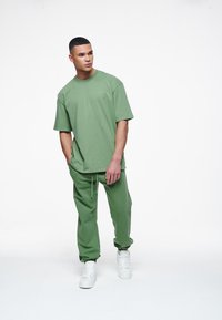 Pegador LOGO TEE - Basic T-shirt - vintage washed cypress green gum