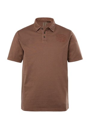 Polo marron en coton, avec un col classique, une patte de boutonnage à trois boutons et une broderie logo texturée sur la poitrine.