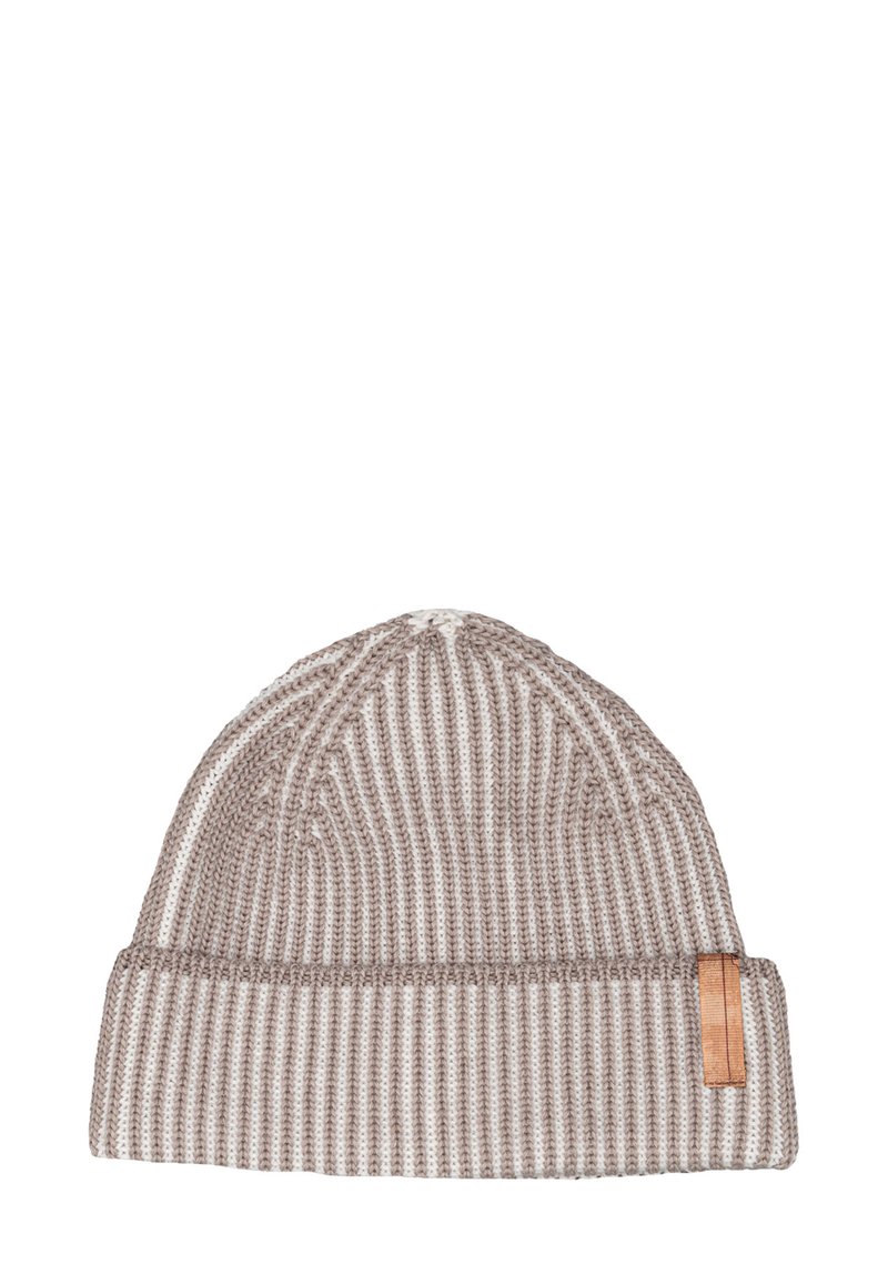 Cappello a maglia con strisce marrone chiaro e crema, caratterizzato da un risvolto e da una piccola targhetta in pelle marrone sul lato. Texture morbida.