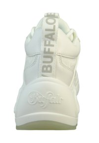 Sneaker blanche avec une finition texturée, un col rembourré et un talon renforcé. Présente une sangle tissée étiquetée "BUFFALO" et un logo embossé sur la semelle.