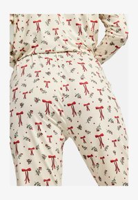 Atlasīts, red bow creme