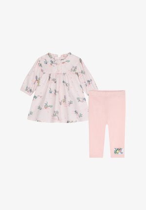 Robe florale rose à manches longues, avec des boutons et une taille froncée, associée à des leggings roses unis assortis ornés d'une étiquette décorative.