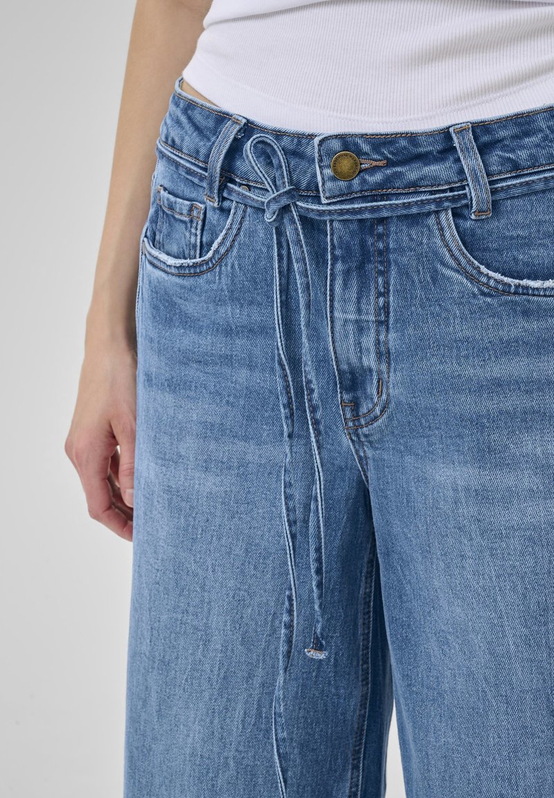 My Essential Wardrobe MID WIDE Flared Jeans medium blue wash