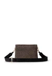 Borsa a tracolla nera e beige maculata con superficie testurizzata, hardware dorato e una larga tracolla nera con stampa del logo. Forma rettangolare.