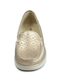 Scarpa slip-on metallizzata oro con pelle texturizzata, cuciture a motivo diamante e suola in gomma bianca. Punta arrotondata e soletta imbottita.