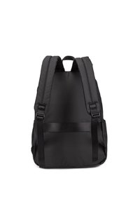 Zaino in tessuto nero con spallacci imbottiti, due tasche laterali e una cinghia centrale sul retro per un supporto aggiuntivo. Texture liscia.