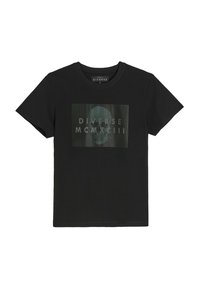 Czarny bawełniany t-shirt z przednim nadrukiem graficznym czaszki z tekstem "Diverse MCMXCIII" w prostokątnym wzorze. Krótkie rękawy, okrągły dekolt.
