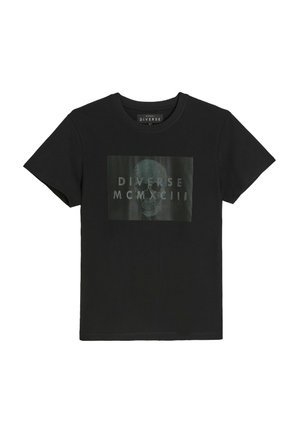 Czarny bawełniany t-shirt z przednim nadrukiem graficznym czaszki z tekstem "Diverse MCMXCIII" w prostokątnym wzorze. Krótkie rękawy, okrągły dekolt.