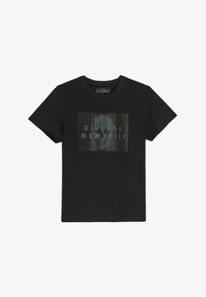 Czarny bawełniany t-shirt z przednim nadrukiem graficznym czaszki z tekstem "Diverse MCMXCIII" w prostokątnym wzorze. Krótkie rękawy, okrągły dekolt.