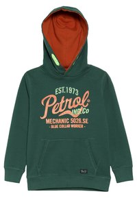 Zelená mikina s kapucí se oranžovým vnitřkem, přední kapsou a potištěným textem v různých barvách včetně zelené a oranžové. Má volný střih.