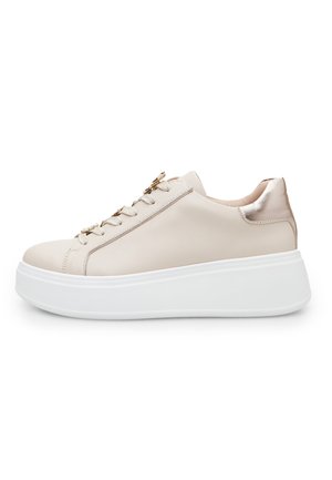 Sneaker in pelle beige con dettagli metallici, punta rotonda e suola piatta bianca. Caratterizzato da lacci decorativi e una texture liscia.