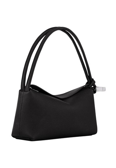 Schwarz strukturierte Handtasche in dreieckiger Form, mit zwei Griffen und einem oberen Reißverschlussverschluss, der mit silberfarbener Hardware akzentuiert ist.