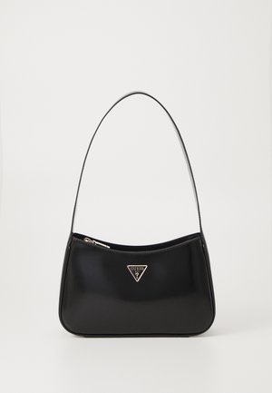 Sac d'épaule noir brillant avec une plaque de logo Guess triangulaire et un compartiment zippé unique, présenté sur un fond uni.