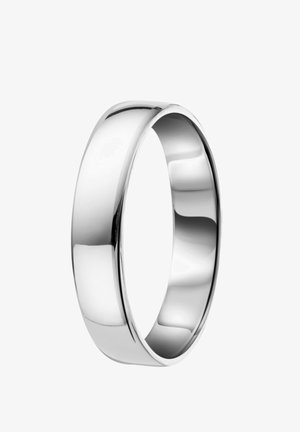Gepolijste zilveren bandring met een gladde, afgeronde profiel. Het oppervlak is reflecterend en toont een naadloos ontwerp zonder versieringen.