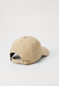 Beige Baumwollmütze mit gebogenem Schirm, verstellbarem Riemen hinten und gestickten Akzenten. Glatte Textur mit Belüftungslöchern.