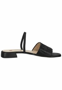 Sandale femme en cuir noir à talon bas avec bride avant froncée et fine bride élastique arrière sur fond blanc.