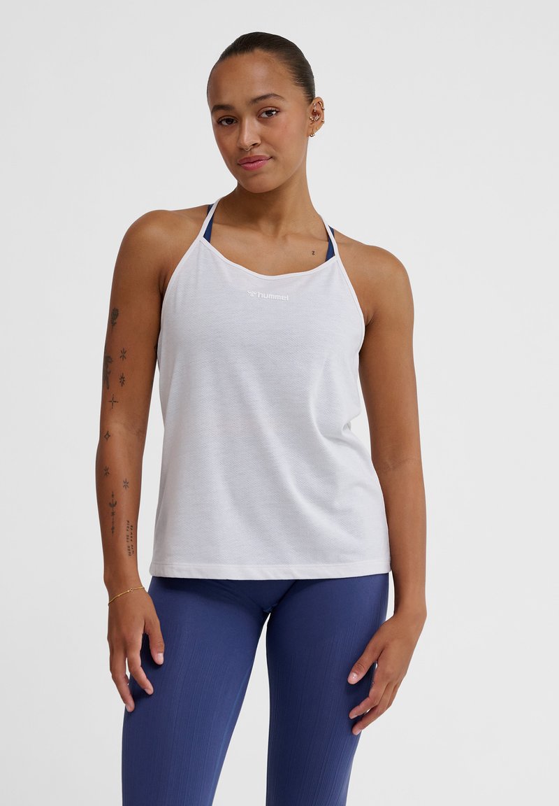 Vitt ärmlöst sporttop med en strukturerad yta och racerback-design, med en liten logotyp nedanför halsringningen.