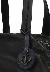 Borsa in pelle nera con texture liscia, doppi manici, una tracolla in blu navy e un ciondolo a forma di ancorina con una finitura testurizzata.