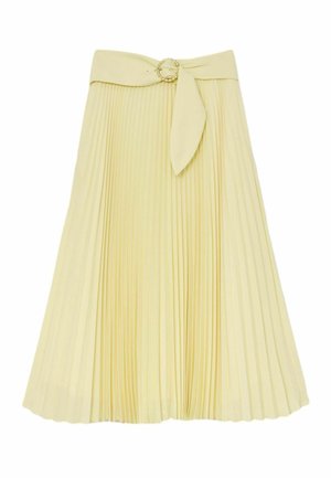 Jasnożółta plisowana spódnica midi z szerokim pasem w talii, ozdobiona materiałowym paskiem i skręconą złotą okrągłą klamrą.