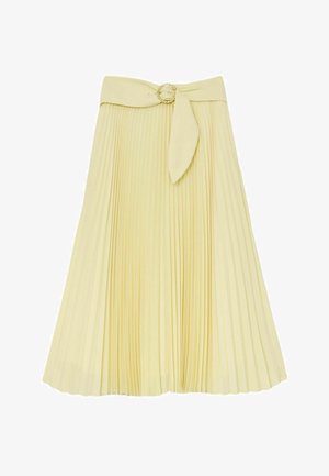 Jasnożółta plisowana spódnica midi z szerokim pasem w talii, ozdobiona materiałowym paskiem i skręconą złotą okrągłą klamrą.