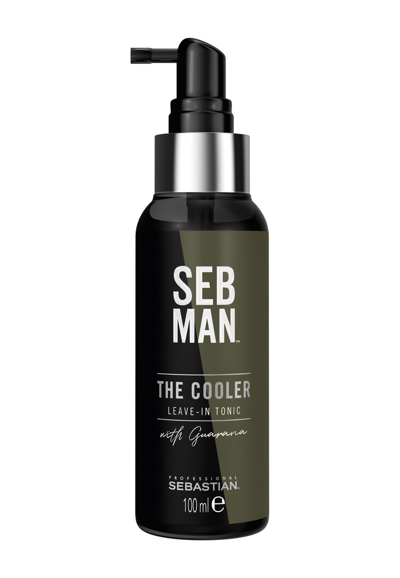 Schwarze zylindrische Flasche mit einem silbernen Pumpenkopf, die auffälligen weißen Text trägt. Das Etikett zeigt "SEB MAN THE COOLER LEAVE-IN TONIC mit Guarana."