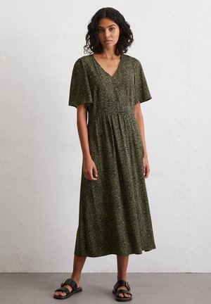 Marc O'Polo MIT ELASTISCHER TAILLE FLARED FLIESSENDEM -TWILL - Freizeitkleid - multi