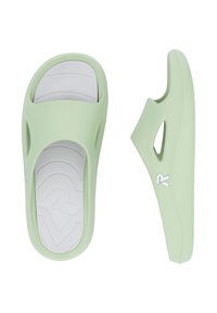 Sandales vertes en matériau doux avec une semelle intérieure blanche texturée, orteils découverts et découpes latérales pour la ventilation.